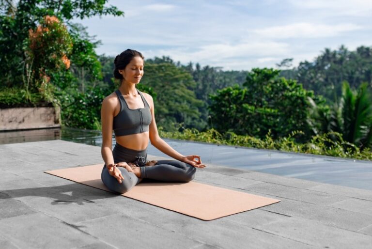 Choosing the Perfect Yoga Mat for Summer Outdoor Sessions